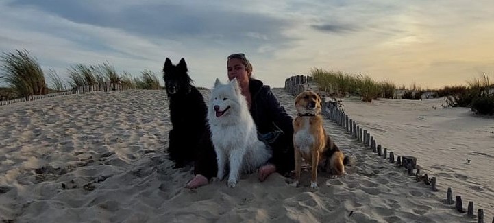 Marie, éducatrice canine et heureuse Dogmum de ces trois merveilleuses chiennes. Molly, la Groenendael de 7 ans, Mila, la Samoyède de 9 ans et Amy, la Berger créole de 3 ans